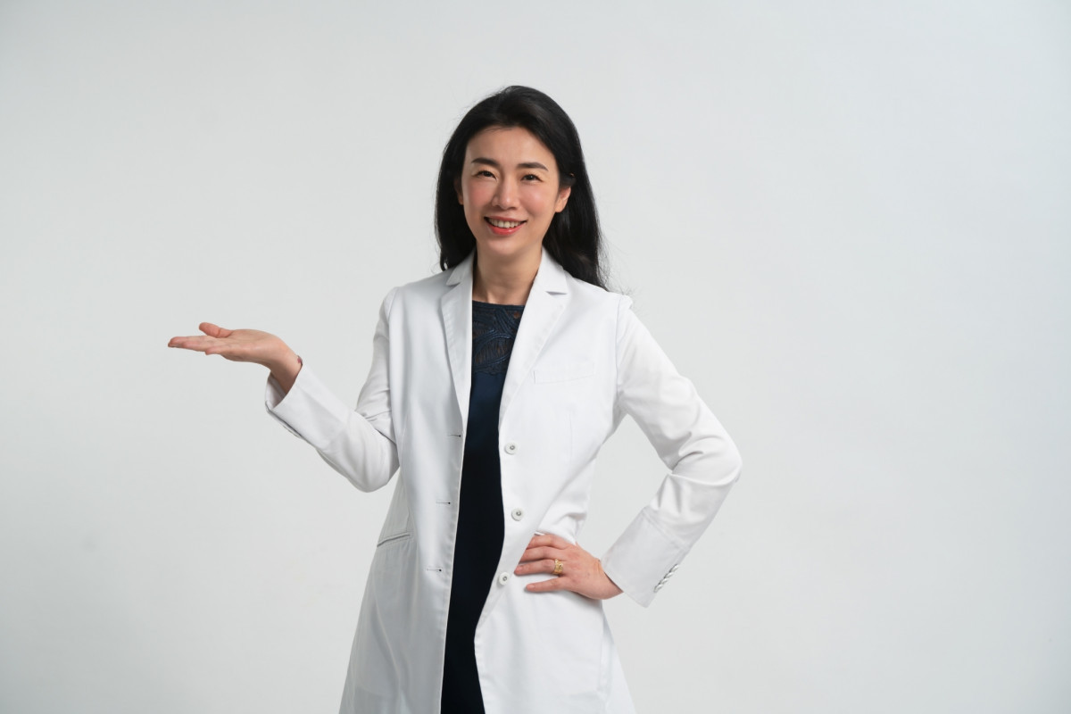 成美健康事業集團總院長林蓁醫師指出疼痛會影響日常生活與心態,千萬不可輕忽。(圖/成美麗人健康事業集團提供)