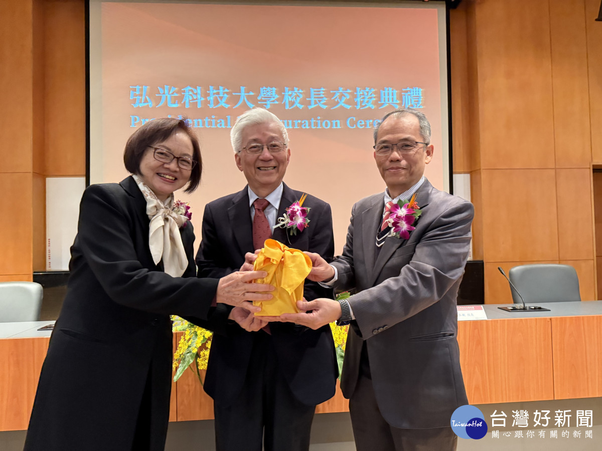 在弘光科大董事長王乃弘(中)監交下,第五任校長黃月桂(左)將印信交接給第六任校長蘇弘毅(右)。