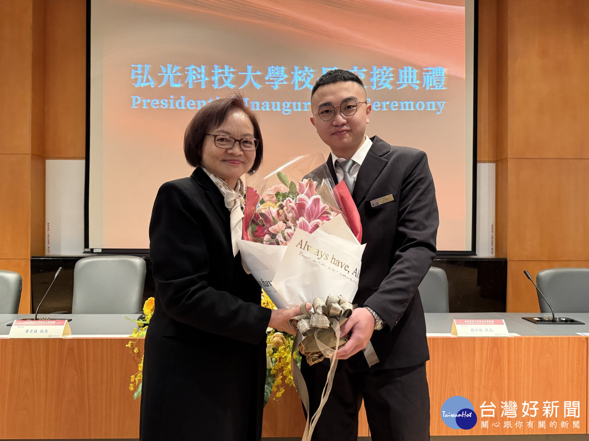 弘光科大學生獻花感謝第五任校長黃月桂(左)。
