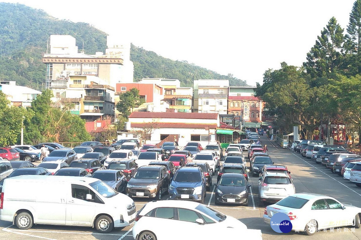 觀旅局增加交通疏導人力,紓解驟增之車流維持行車順暢。