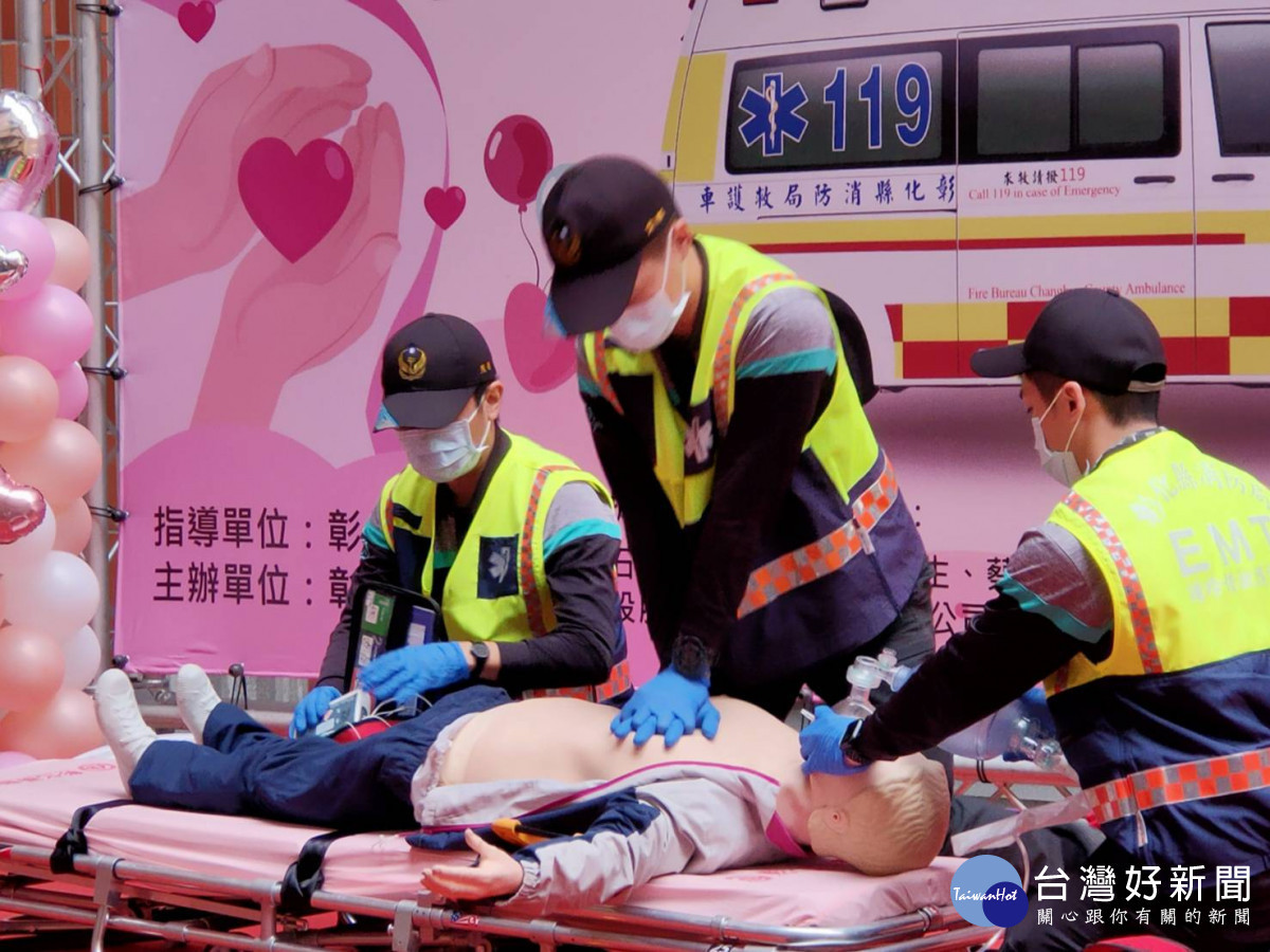 活動現場特別安排逼真模擬救護情境演練,並同步展示最新救護器材,讓民眾了解救護的實際流程。圖/記者鄧富珍攝