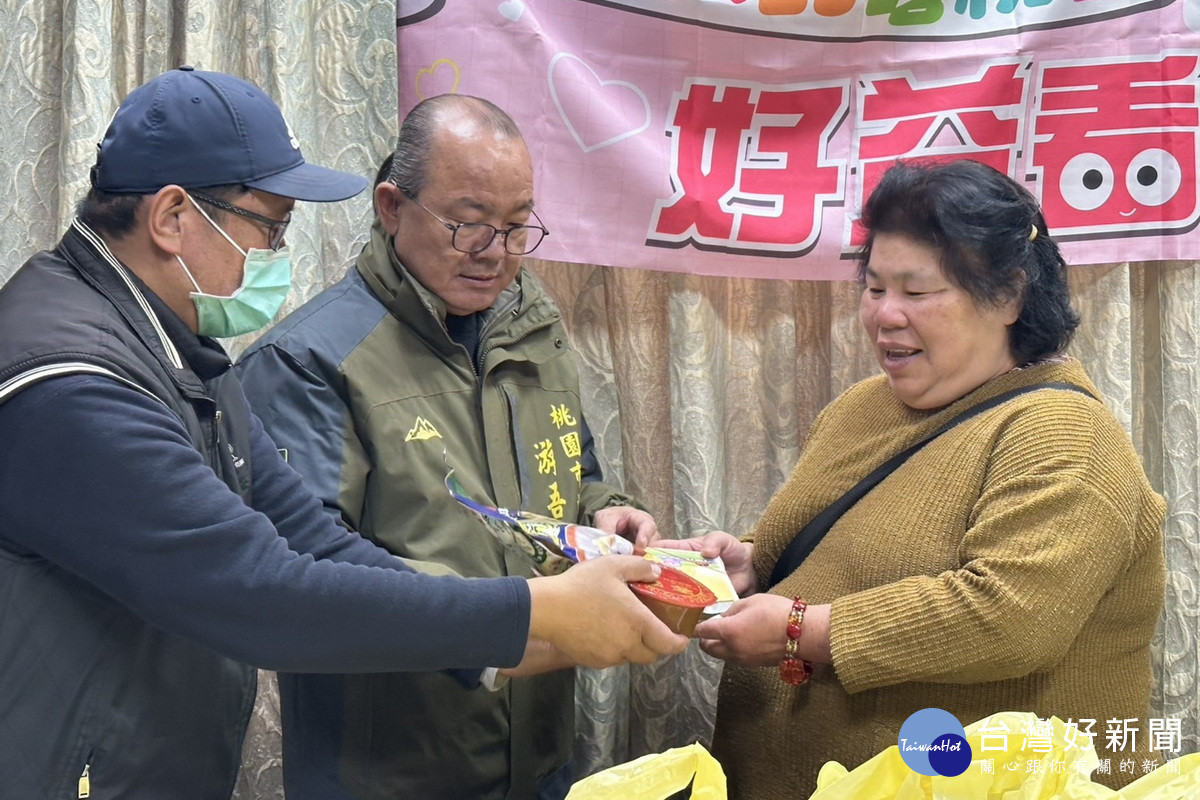 桃園市議員游吾和挺公益送溫暖。<br /><br /> 