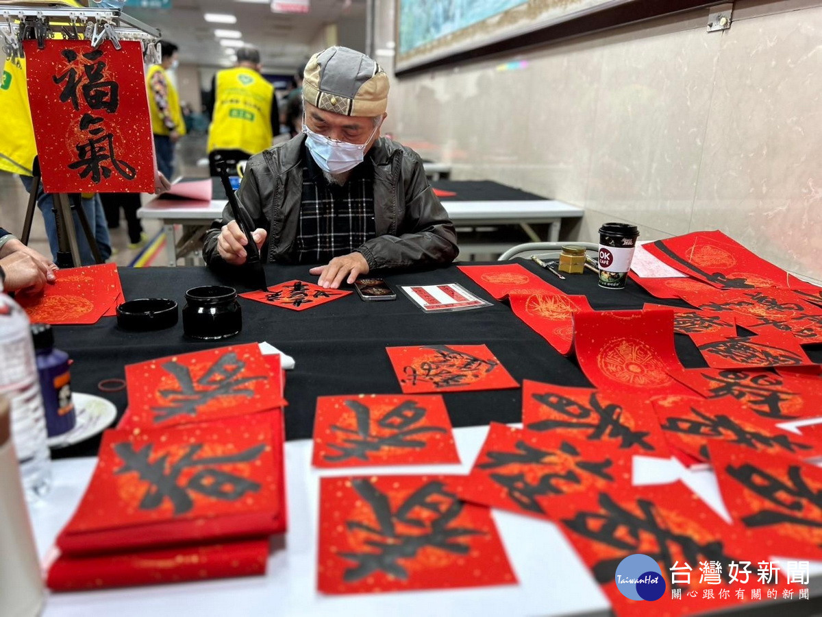 多位書法大家揮毫贈民眾祝福新春福滿盈。(竹秀提供)