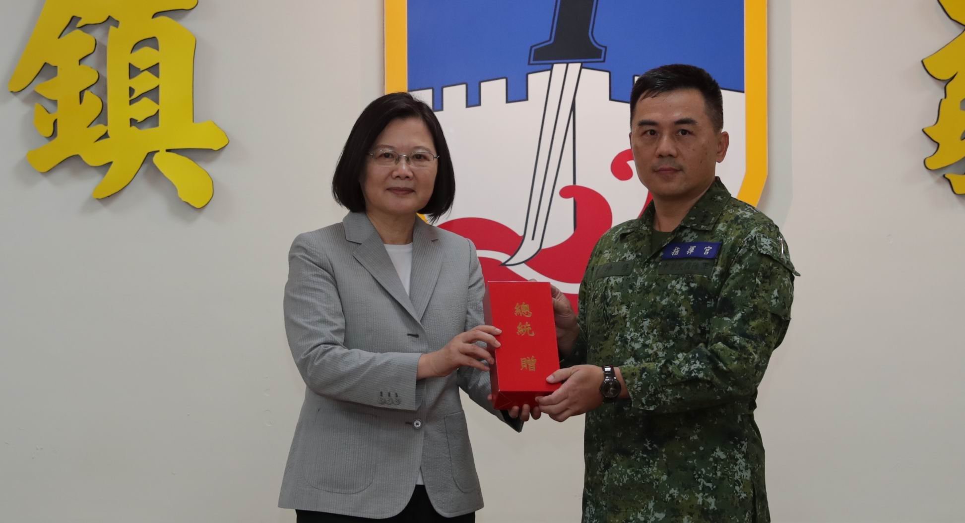 賴清德任命呂坤修(左)接任陸軍司令升上將。資料照片