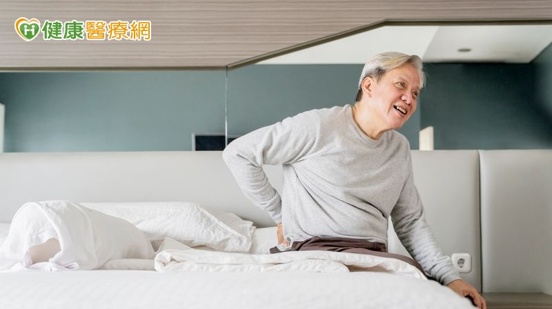 六旬翁腰痠痛,一檢驚見「12公分腎囊腫」 1手術解決大患