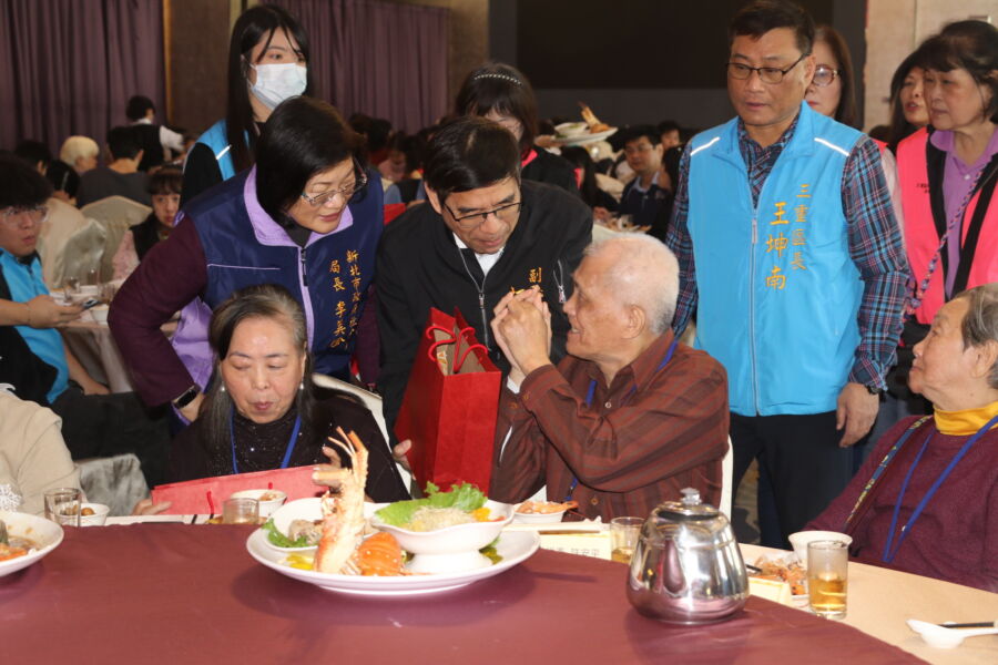 圖/新北市副秘書長柯慶忠、社會局長李美珍代表市長侯友宜致贈保溫瓶、毛帽,預祝長輩新年快樂。(新北市政府社會局提供)