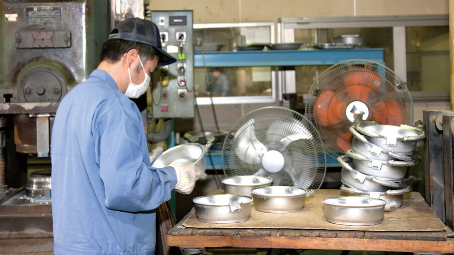 圖/鍋具冷卻脫模後,由日本職人親手檢查,猶如藝術家對作品精雕細琢般,展現對品質的極致追求與堅持。(業者提供)