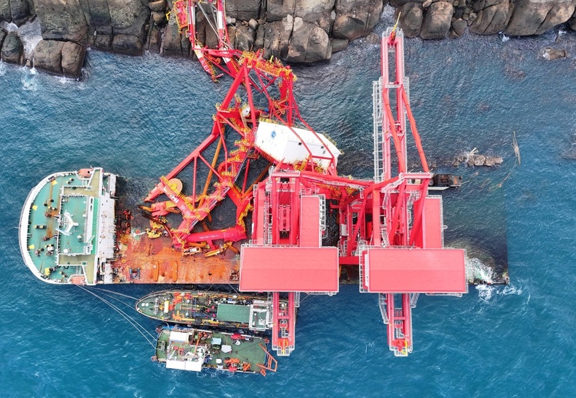野柳海岸擱淺船隻殘油清除完成   航港局成功化解環境生態危機