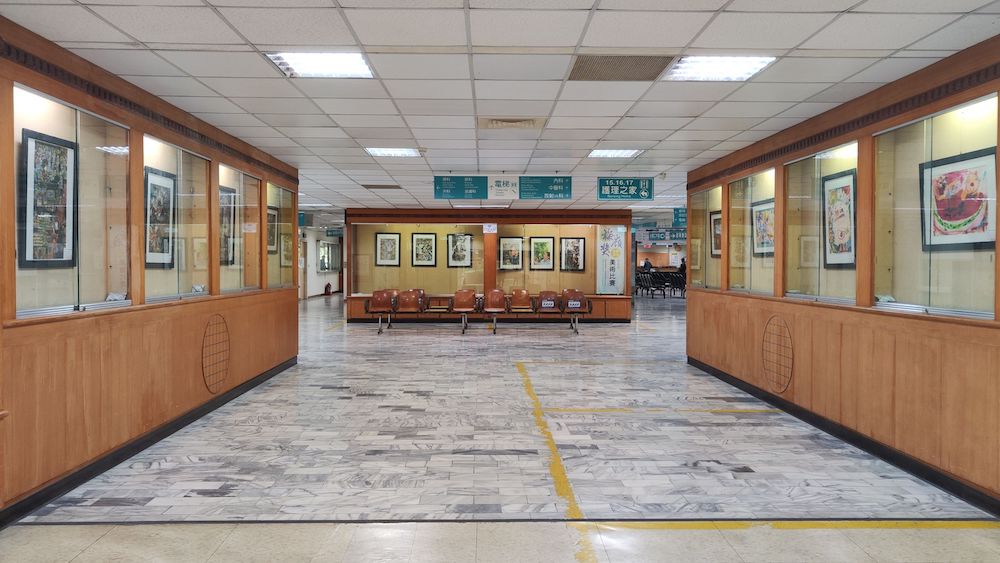 ▲朴子醫院藝文走廊展出梅嶺獎學生優選作品。(圖/朴子醫院提供)