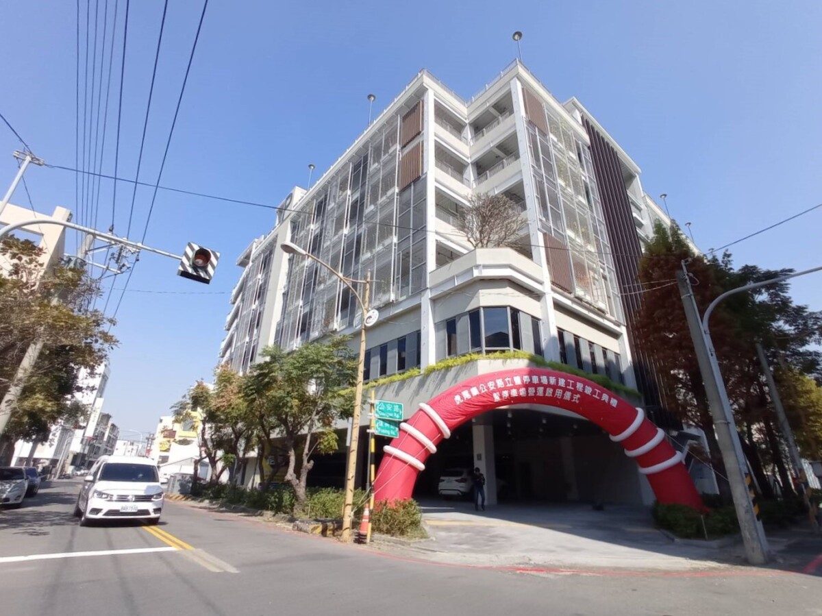 ▲公安立體停車場位於虎尾鎮中心蛋黃區,可提供296席汽車停車位、30席機車停車位,紓解市區停車需求,14日竣工啟用。(記者陳雅琪攝)