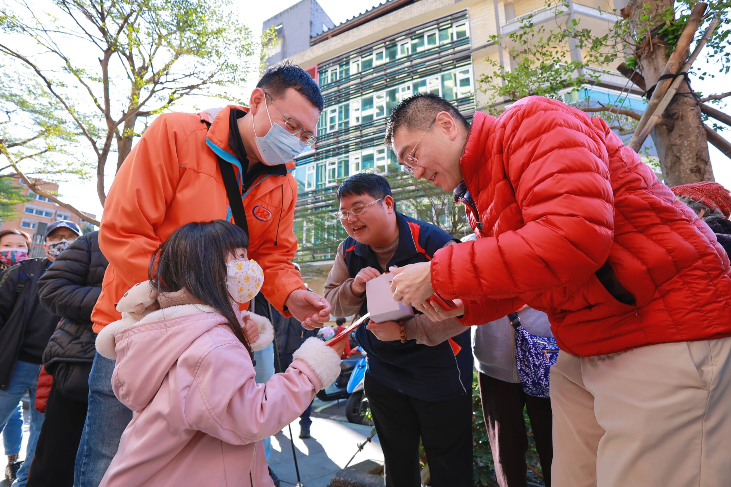 謝國樑到市場發送蛇年紅包 祝福市民朋友金蛇呈祥