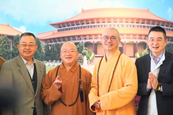台灣宗教聯合會執行長暨楠西萬佛寺方丈法藏和尚,在民進黨宗教委員會總召余政憲及中國佛教會公關處處長鐘國誠的陪同下,前往佛光山拜會住持心保和尚,促進宗教交流。圖/宗聯會提供