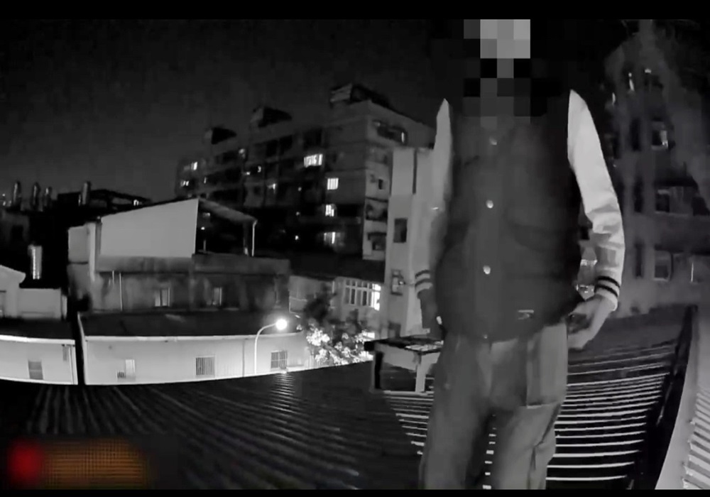 見警慌張扮蜘蛛人爬屋頂 蘆洲警上下包抄逮2失聯移工 200 248250114a02