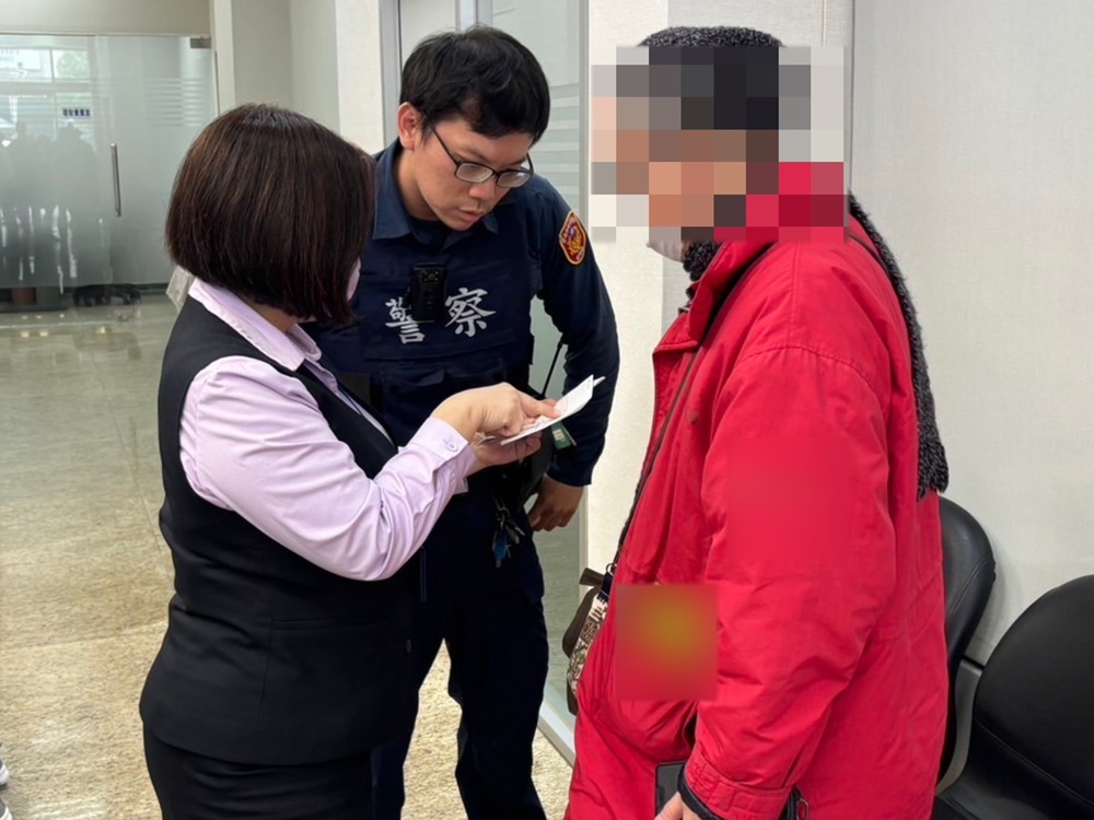 網路女友慫恿投資黃金 帳戶有異阻7旬翁匯30萬元 198 cnews204250114a02