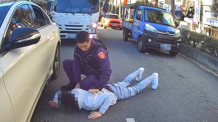 【有片】車手遭逮同夥駕車逃 桃警紅燈攔截拔槍抓人 82 2056512 0