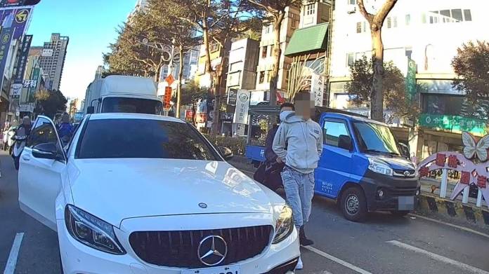 【有片】車手遭逮同夥駕車逃 桃警紅燈攔截拔槍抓人 83 2056513 0