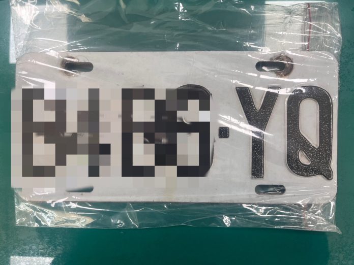 小客車未開大燈引注意 壢警攔查驚見「這物」 65 S 11706498 1 e1736821055922