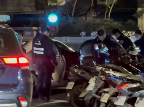 小客車未開大燈引注意 壢警攔查驚見「這物」 66 1736820105498