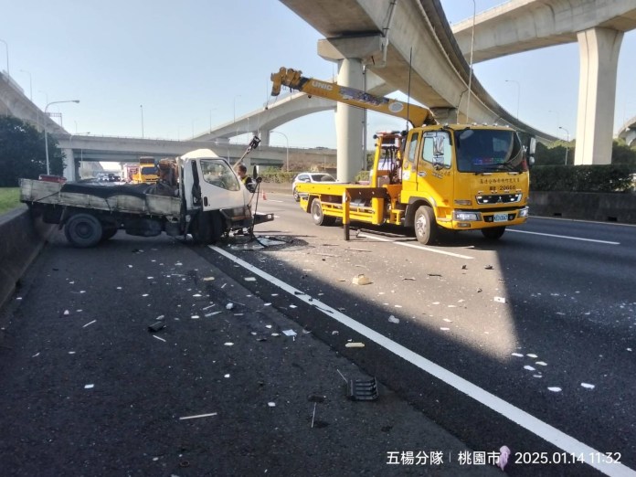 小貨車國1機場系統路段撞2車 駕駛一度受困 65 2142 0