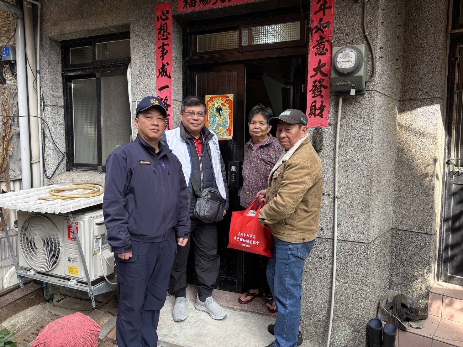 和一路派出所員警聯合里長寒冬送暖。(記者薛秀蓮翻攝)