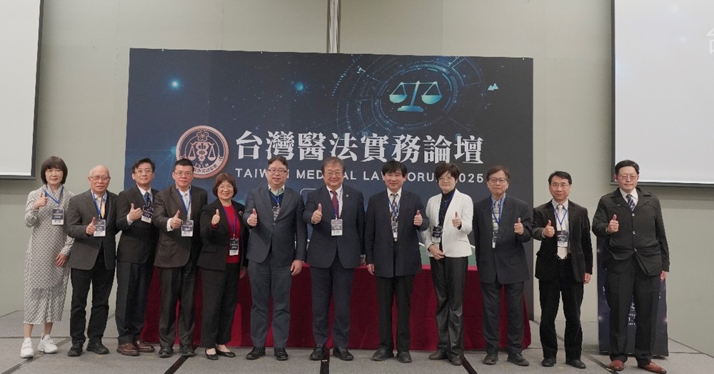 第五屆【2025台灣醫法實務論壇-台北場】開幕致詞貴賓合影(中)-衛生福利部邱泰源部長、(右5至右1) 台灣醫事法律學會張朝凱理事長、全律會李玲玲理事長、監察院林郁容委員、台北市藥師公會尹岱智理事長、中醫師全聯會張立德主委;(左6-左1)法務部黃世杰政務次長、護理師護士全聯會紀淑靜理事長、台灣醫事法律學會胡峰賓秘書長、醫師全聯會醫事法規委員會吳欣席召委、台北市醫師公會洪德仁理事長、台灣微整形美容醫學會陳美齡理事長。(圖/台灣醫事法律學會提供)