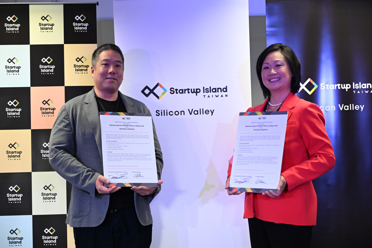 ▲Startup Island TAIWAN SV Hub CEO Dennis Liu與Berkeley SkyDeck總經理Sibyl Chen簽署MOU，期許未來長期合作。（圖／國發會提供）