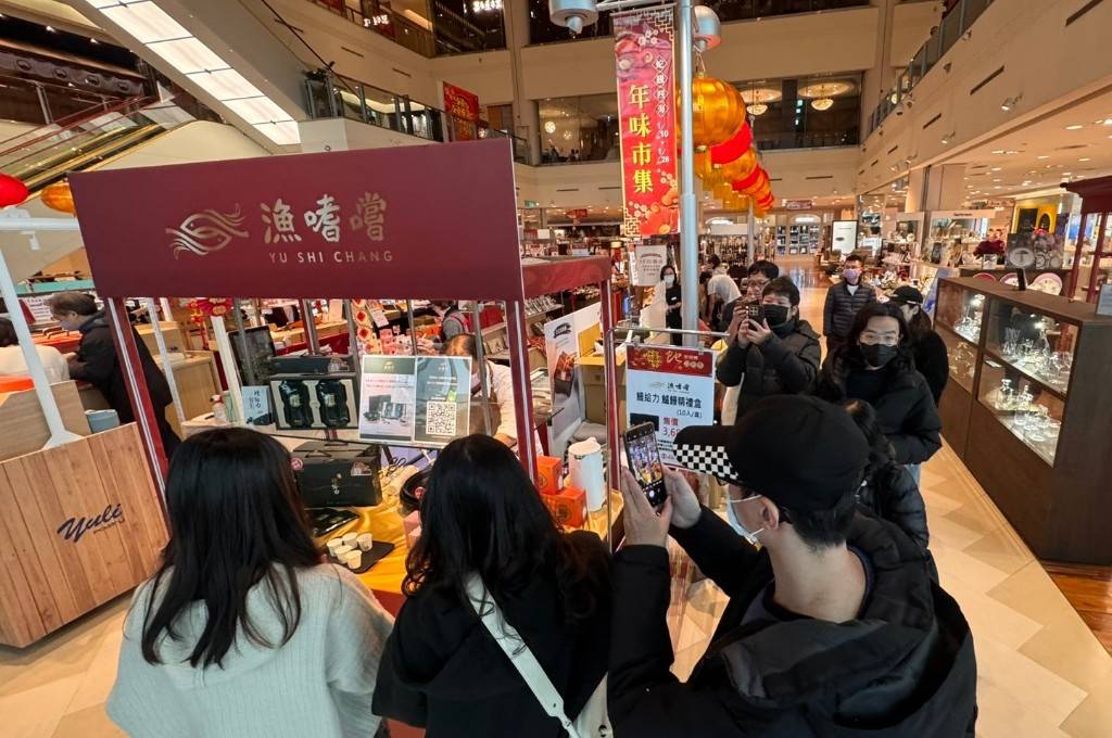 為迎接2025年農曆春節,在地養殖鰻魚品牌「漁嗜嚐」攜手遠東SOGO復興館年貨市集,推出超值加購優惠,同時推人氣新品。(照片提供:漁嗜嚐)