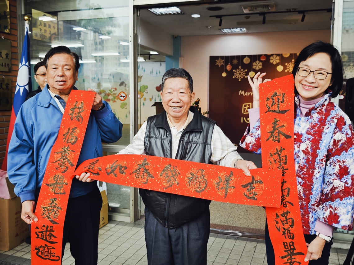 漾新聞|國民黨捐發票贈春聯 柯志恩揮毫「福 恩 春」祝市民大賺錢