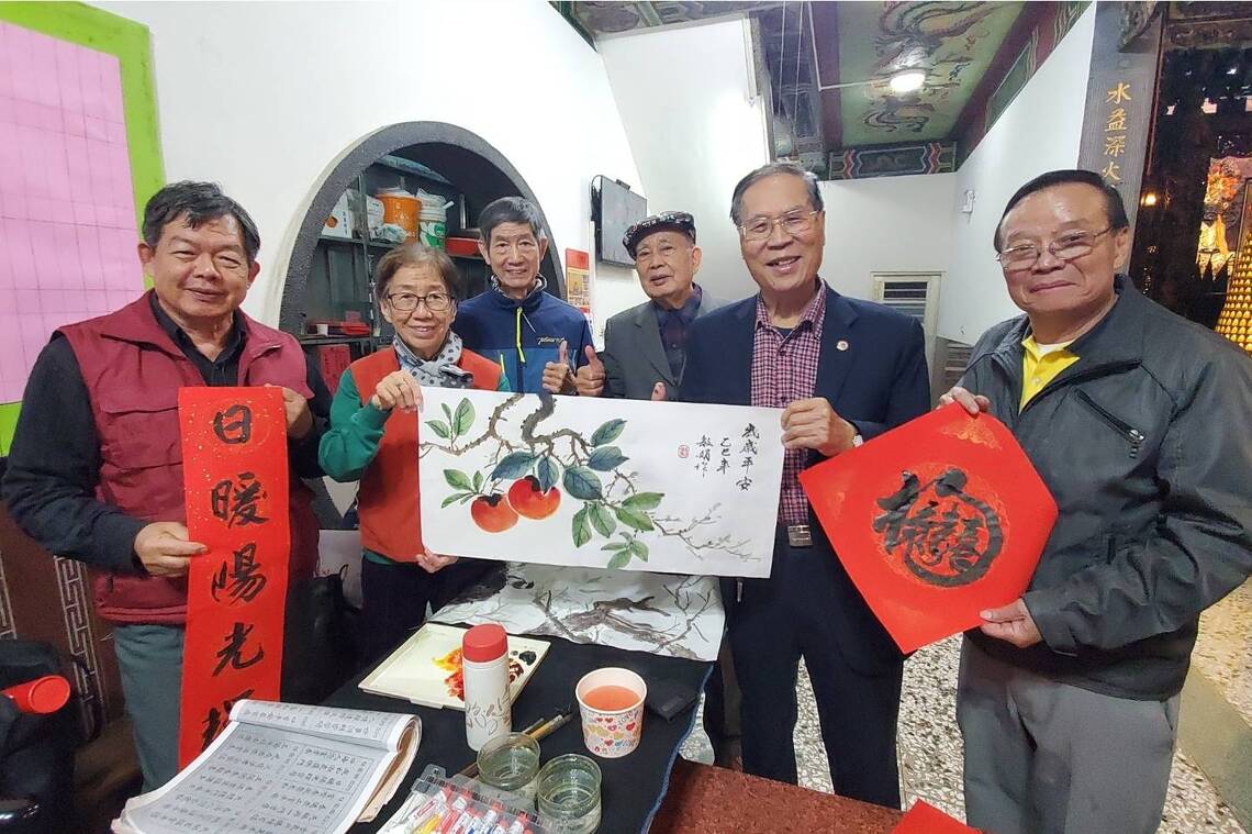 漾新聞|新新聞報攜手內惟赤龍宮歲末名家揮毫贈春聯 合辦尾牙圍爐濃濃年節溫情