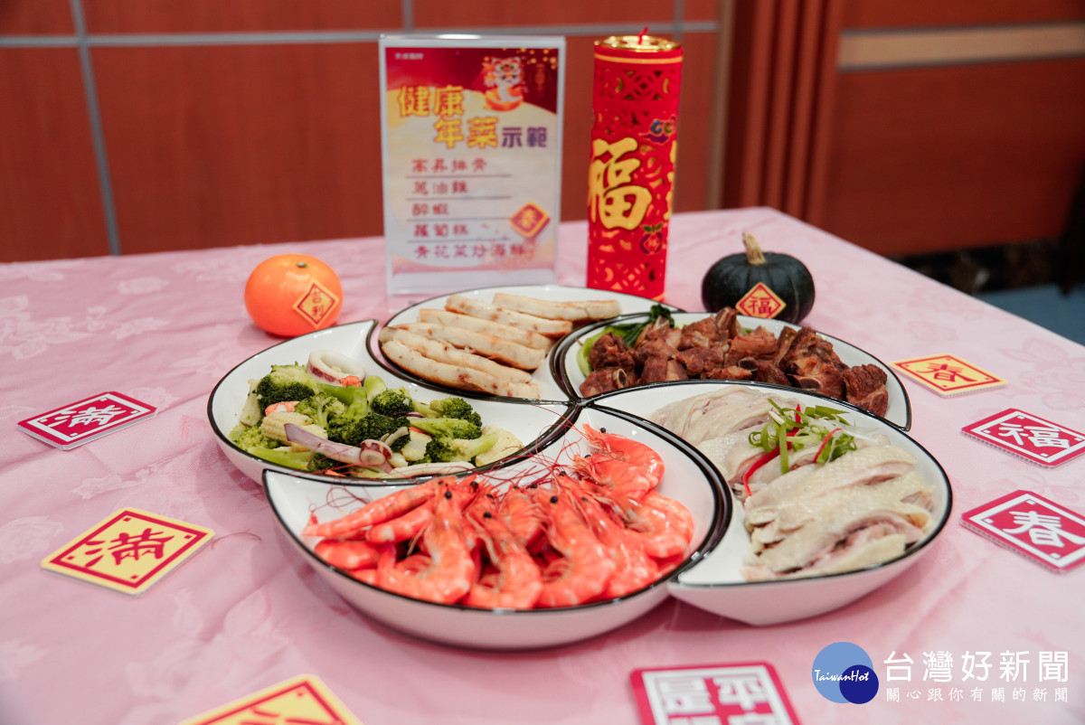 為了讓大家能健康享受年節美味，營養專家建議以「三少一多」原則。