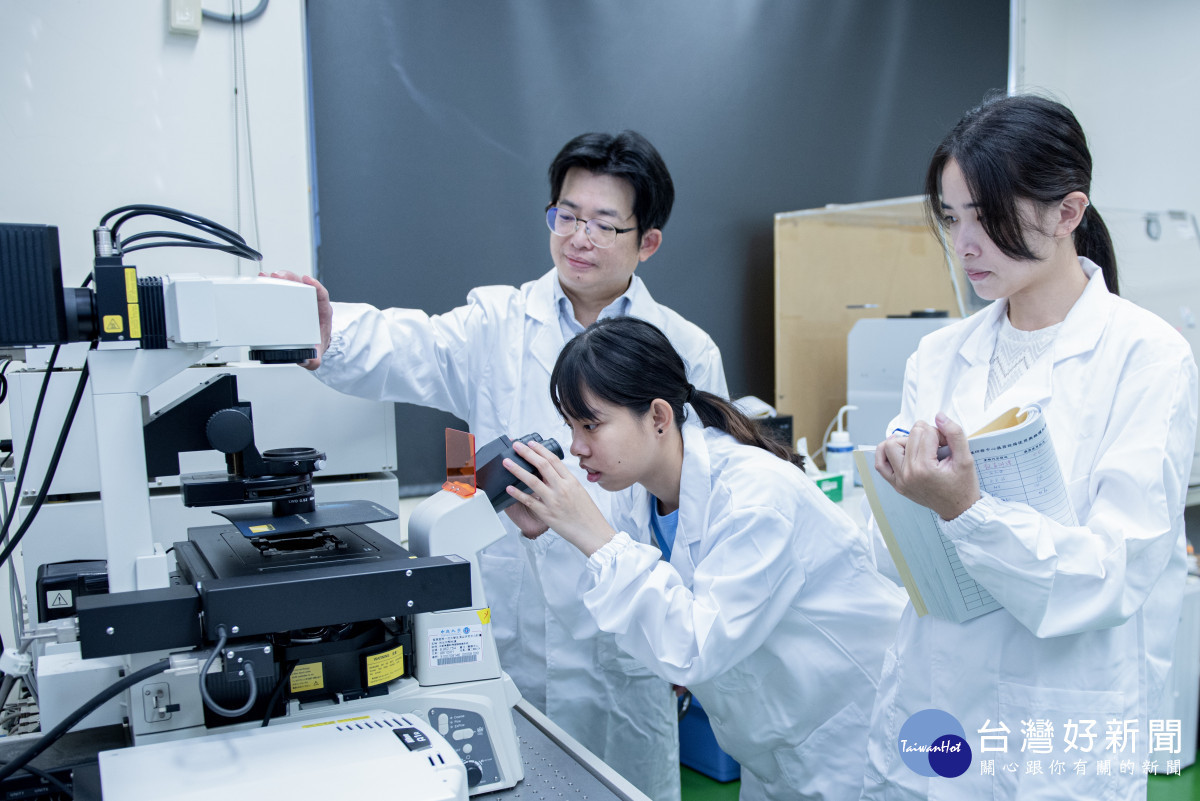 作為中原大學化工系的校友與教師,張雍(圖左)感謝中原提供優質研發環境,他也會持續培育後進,回饋母校,造福產業。