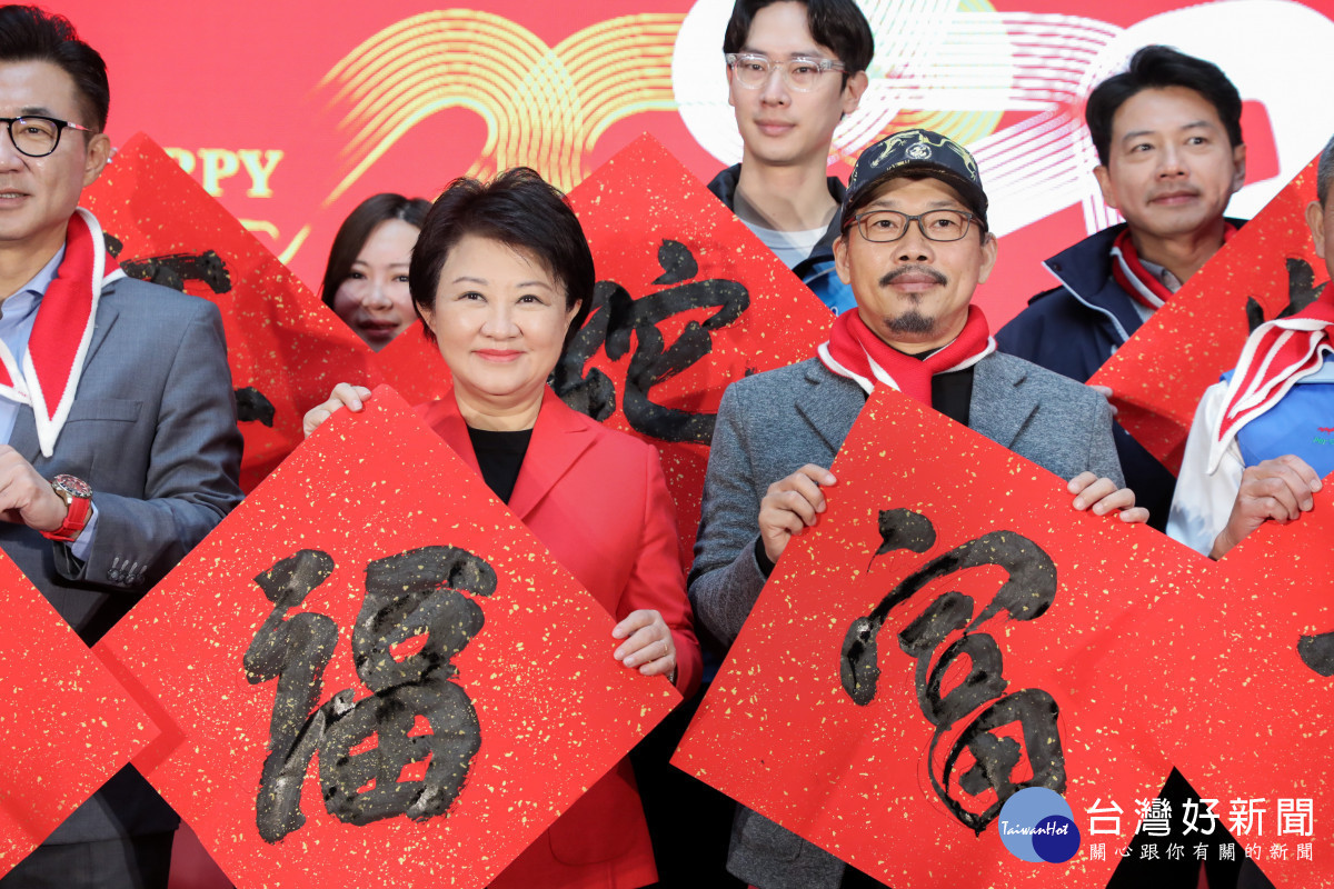 市府今年首次跨界合作，特邀文藝創作界大師方文山老師一同享受揮毫的樂趣！