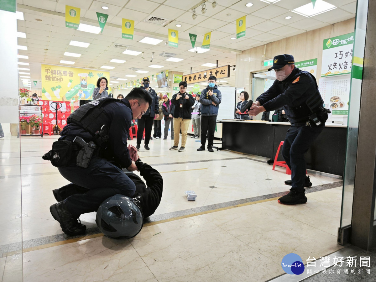 平鎮警分局為加強114年重要節日安全維護工作,與平鎮區農會配合防搶演練及阻詐宣導。