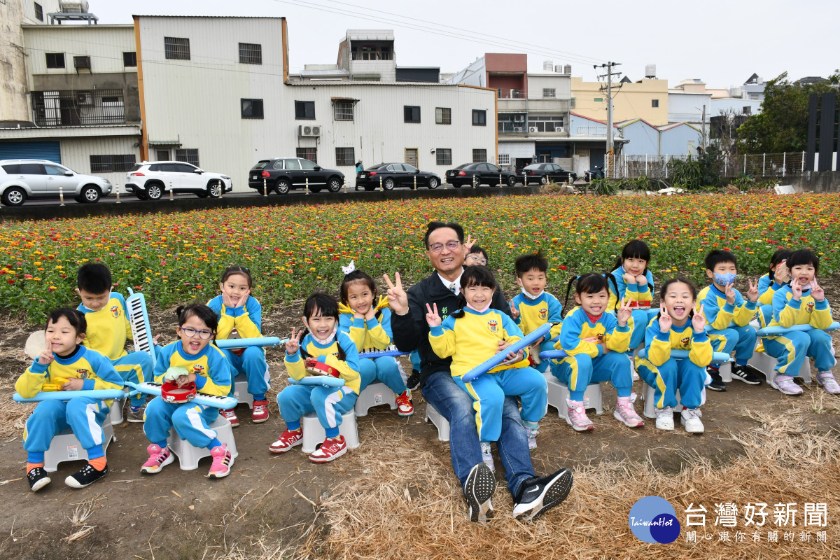 林世賢市長和小朋友在花海樂開懷。圖／記者鄧富珍攝