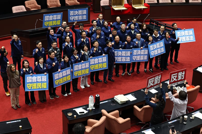 立法院會10日針對憲法訴訟法修法覆議案進行記名投票表決,藍白挾人數優勢否決覆議案,藍委高喊「守護憲法」等口號,綠委則舉「反對」表達抗議。中央社
