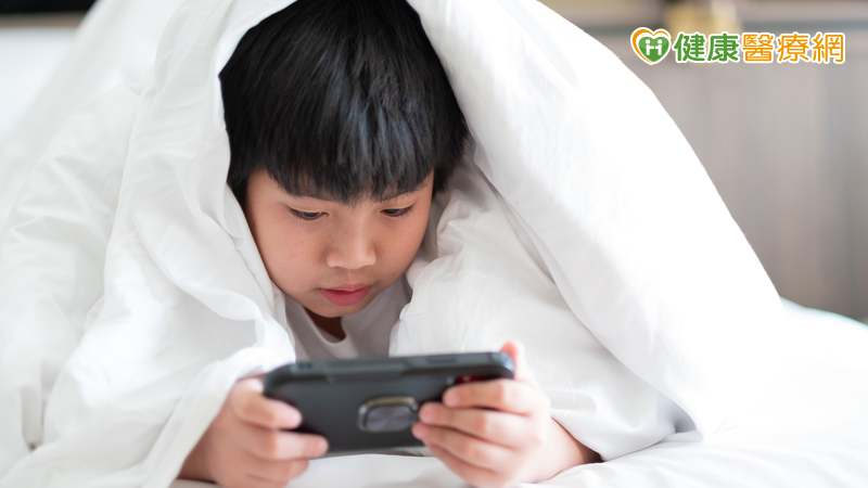 中小學擬強化手機管制!心理師:對抗孩子網路成癮 家長3方面著手才是關鍵