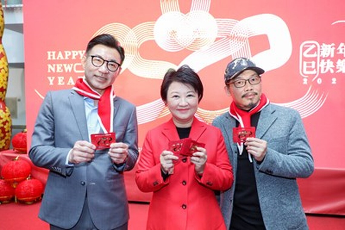 隱藏版2款限量春聯曝光!台中迎新揮毫贈春聯 盧秀燕市長同框知名作詞人方文山親揭2彩蛋