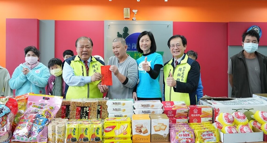陳光復新春送暖 關懷社福機構長者與院生