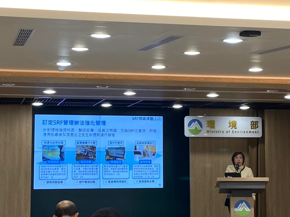 循環署賴瑩瑩署長說明管理辦法加強料源排除硬質PVC、建立第三方驗證制度及設置CCTV供主管機關查看（記者黃楸玲／攝影）