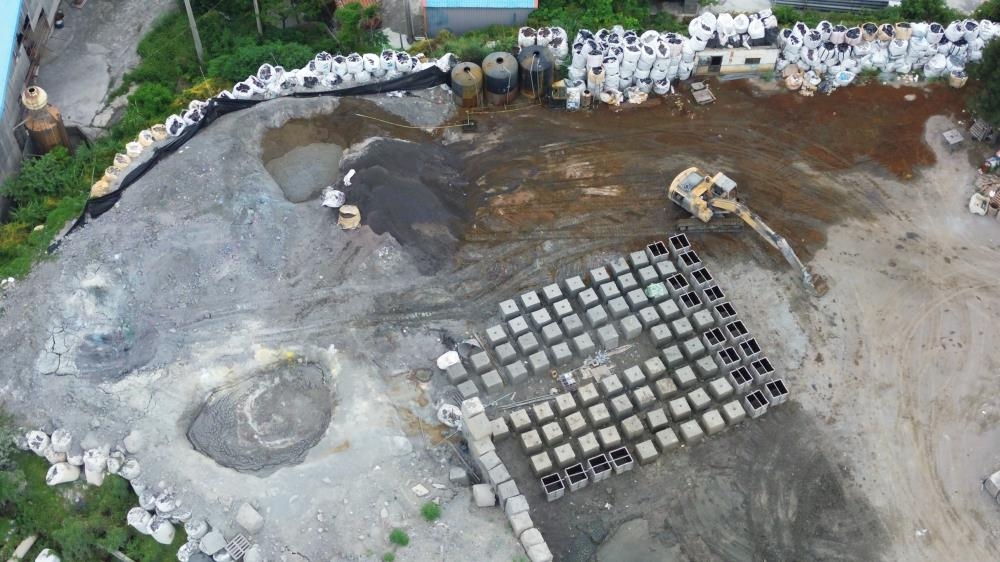 空拍非法棄置地點廢棄物_紅色處係遭廢酸洗液污染（圖：環境部環管署）