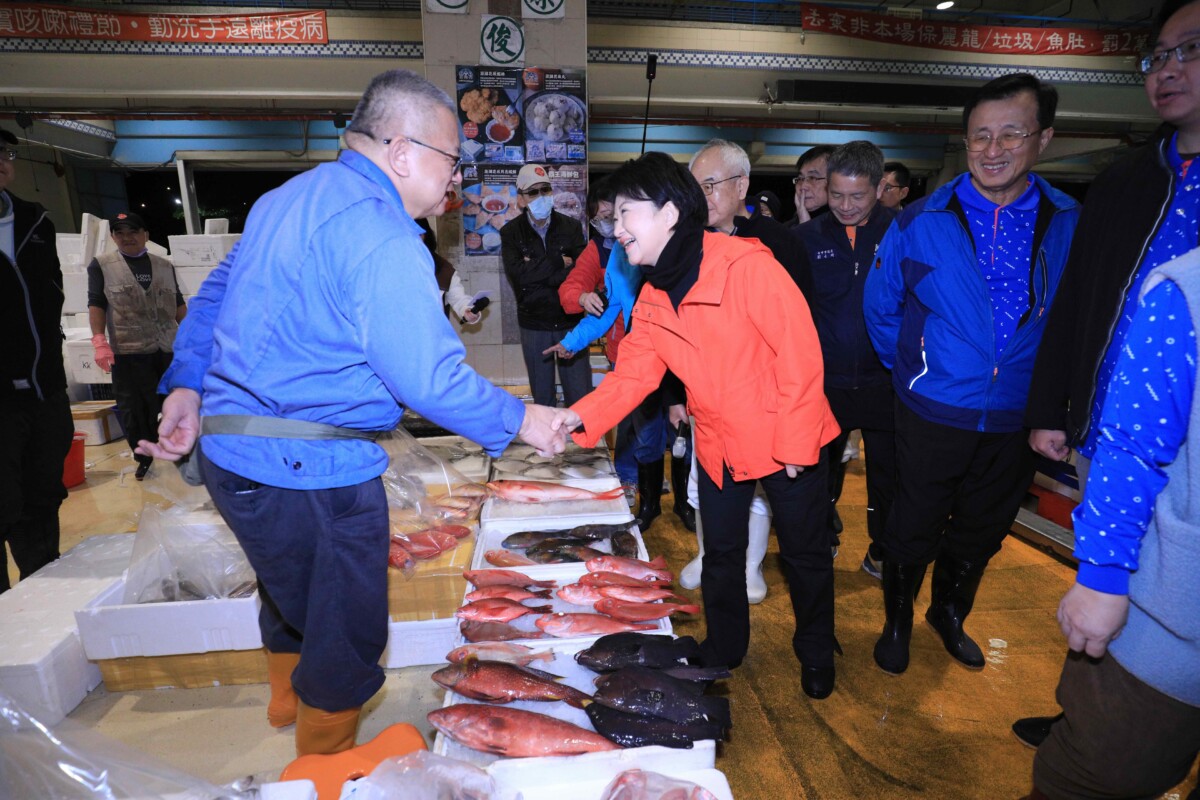 ▲年節將近,盧秀燕視察台中魚市、果菜批發市場。(圖/中市府提供)