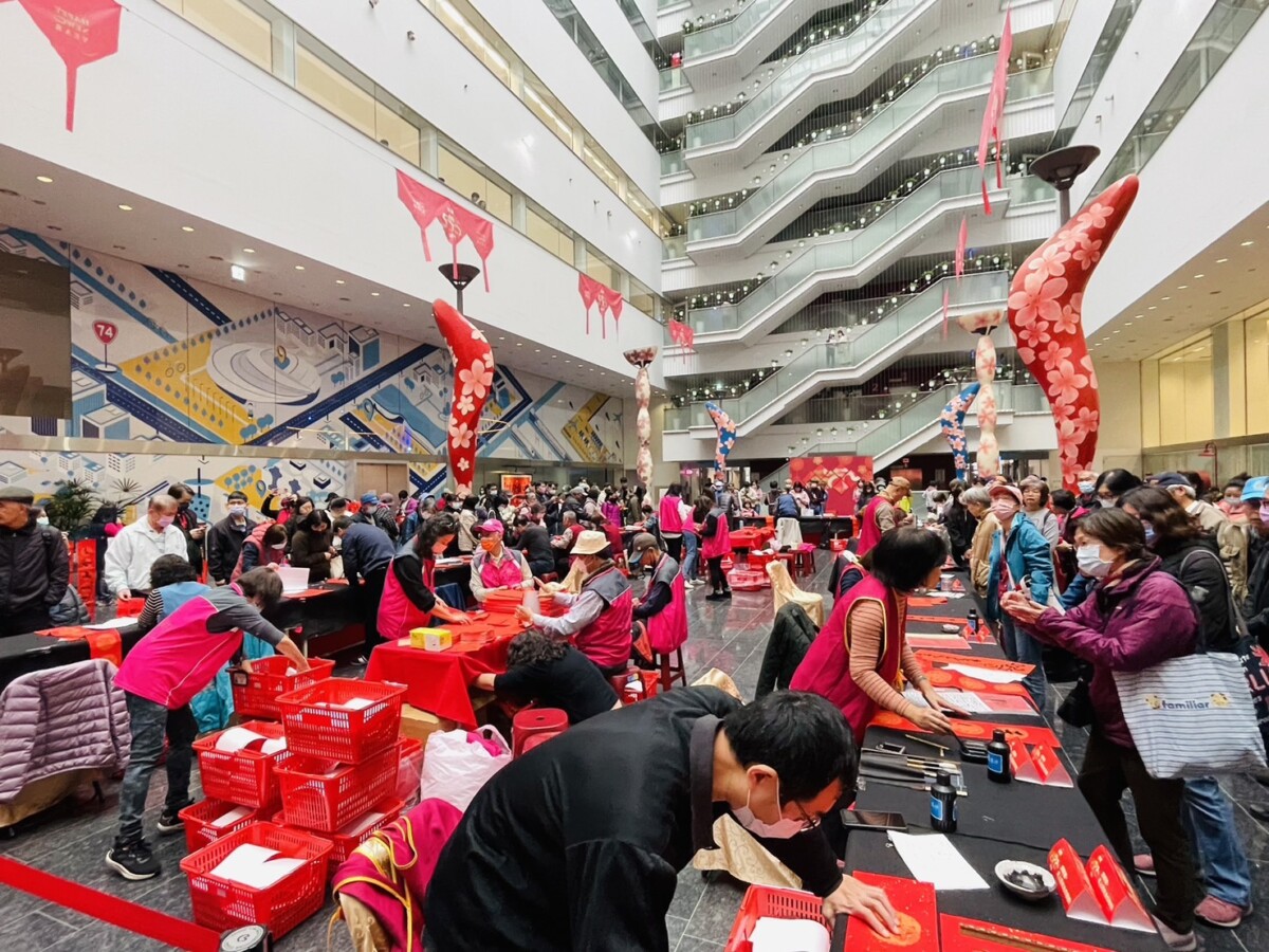 ▲民眾選擇喜愛的書法家當場揮毫、排隊領取作品。(圖/記者顏淑娟攝)