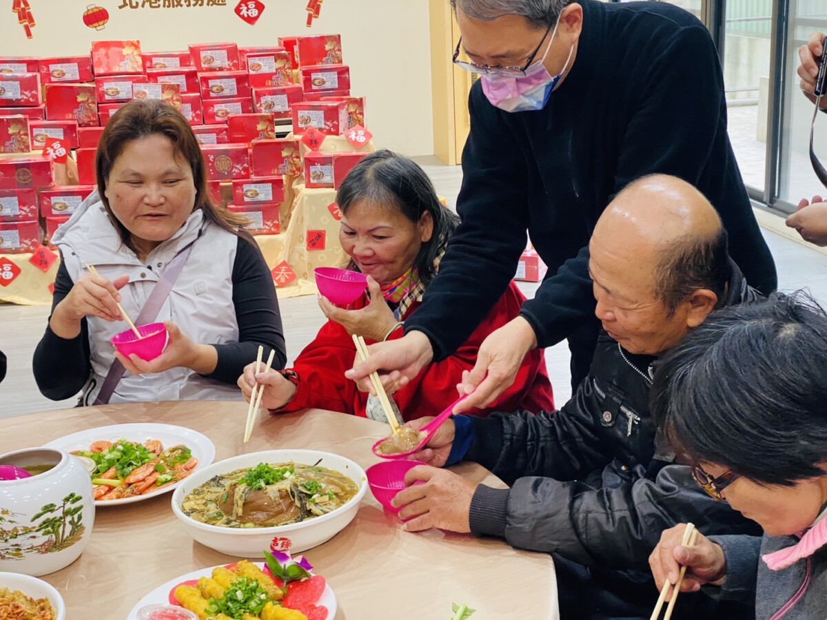 ▲ 雲林家扶主任廖志文將一道道熱騰騰年菜端上桌,撲鼻的香味讓阿公阿嬤們接忍不住想要嘗上一口。(記者陳雅琪攝)
