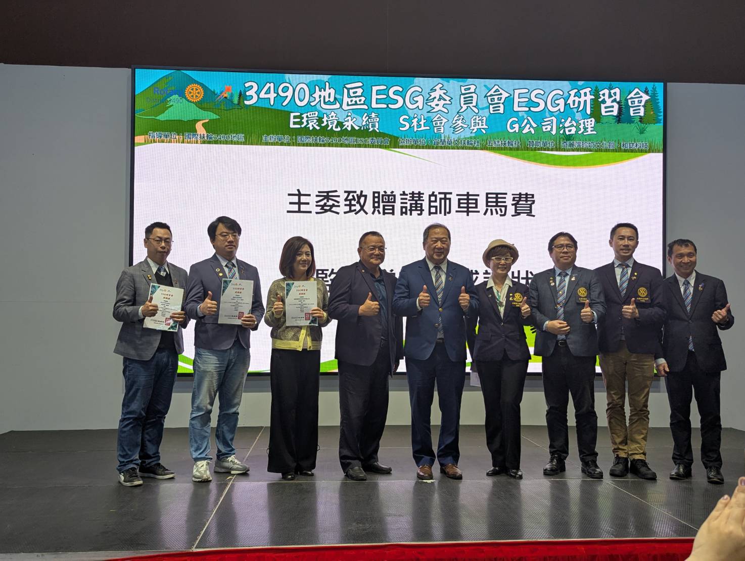 益鈞環保副總沈國芬(左3)介紹了全球首座低碳尿布回收還原中心,作為台灣之光的企業代表,她展示了如何通過ESG推動,提升競爭力與品牌價值,並以實際案例說明ESG策略在商業應用中的顯著成效。