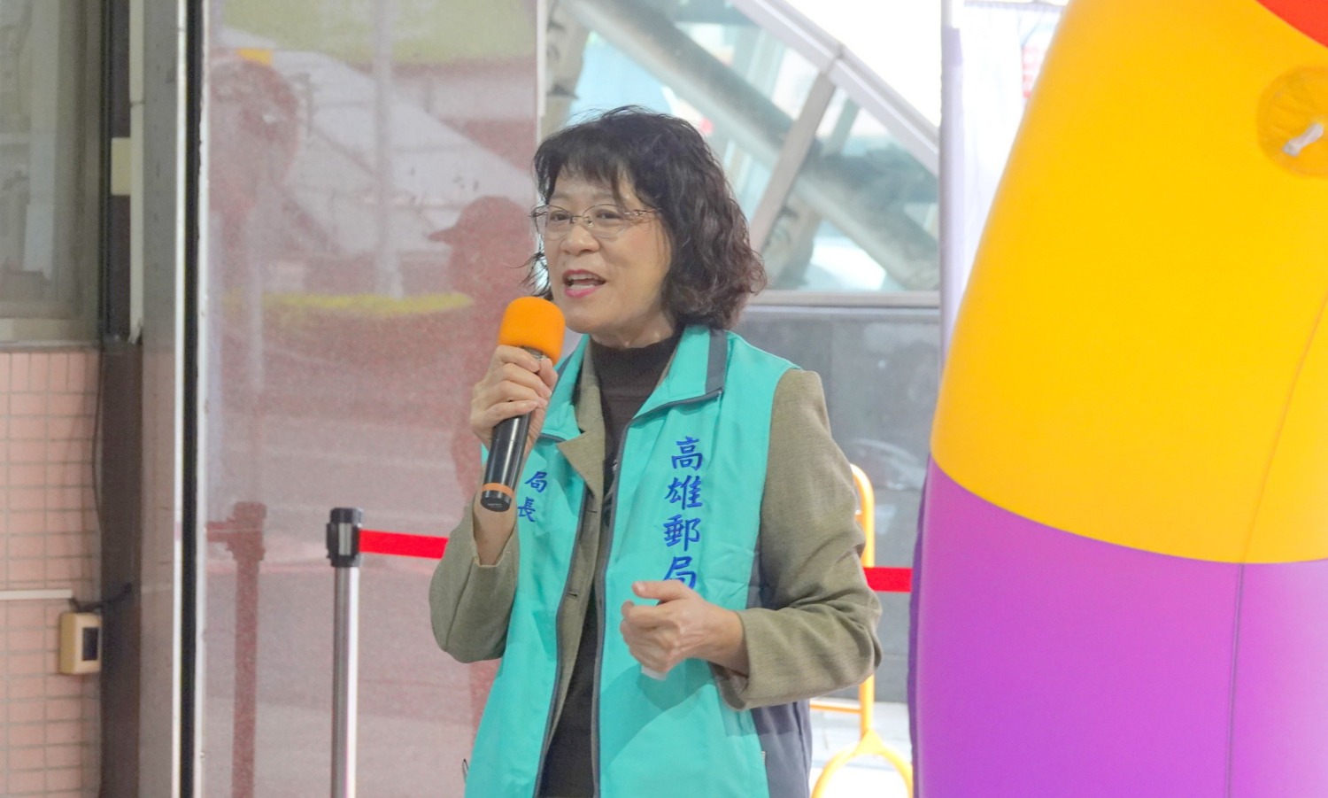 高雄郵局迎新年 舉辦「郵政傳情 幸福前行,新春揮毫贈春聯」