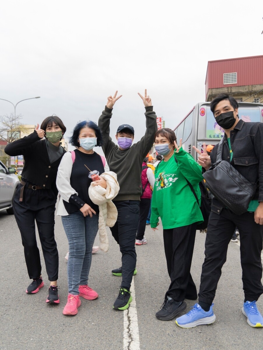 ▲香燈腳們穿著「神力加持」的Ustini豹豹極地鞋,徒步進香減少腿部疼痛感。(圖/業者提供)