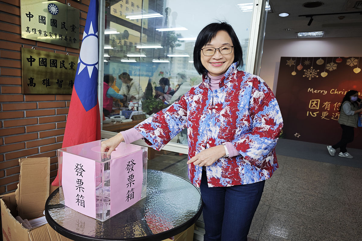 柯志恩揮毫贈春聯 祝市民大賺錢