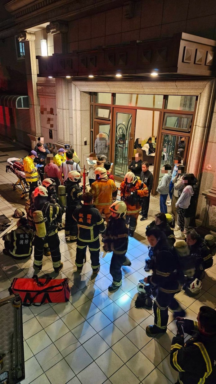社區大樓火警15人一度受困 桃消平鎮分隊成功疏散600人 65 S 13615768