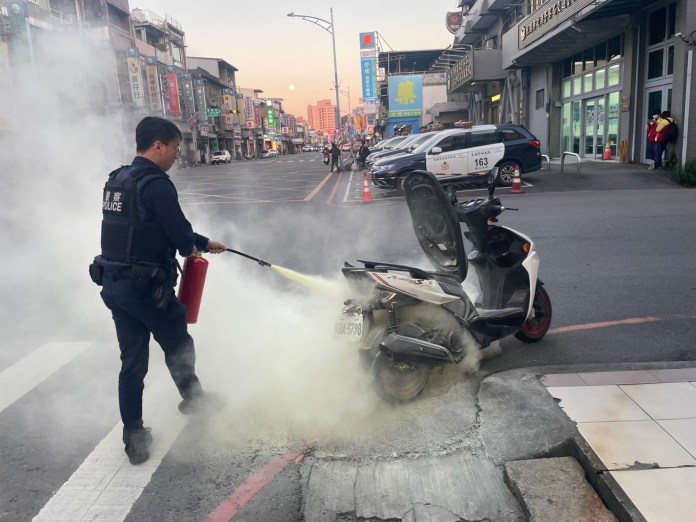 機車騎到一半竟冒煙 龜山警即刻救援 64 S 373154014