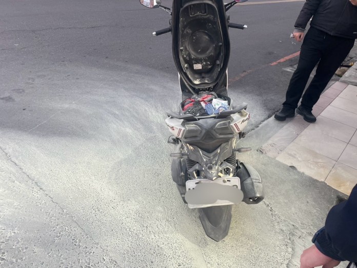 機車騎到一半竟冒煙 龜山警即刻救援 65 S 373154016